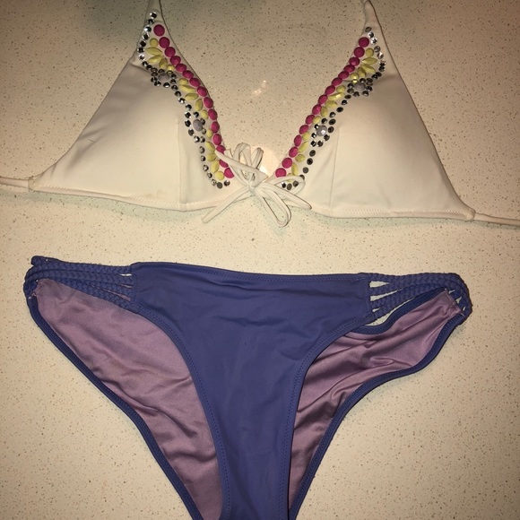 Two piece bikini - Picture 1 of 3